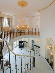 una scala in una casa con lampadario a braccio di Hotel Fleur de Lys a Zedelgem Altre 37 foto
