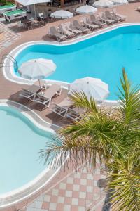 The swimming pool at or close to Club Vista Serena