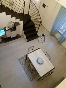 an overhead view of a living room with a table and chairs at Il Piccolo Loft della Vela in Savona