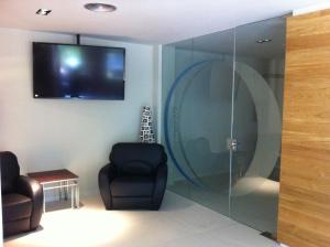 Pokój z krzesłem i szklaną ścianą w obiekcie Hotel Melina w mieście Benidorm