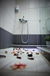 Koupelna v ubytování Hotel Epavli + 37 fotografií