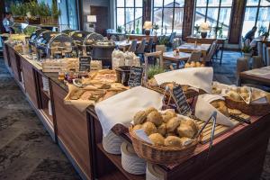 ein Buffet mit Körben mit Brot und Gebäck in der Unterkunft Rezydencja II Nosalowy Dwór in Zakopane