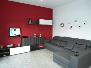 a living room with a couch and a tv at casa Mariona in Riumar