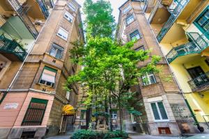 ブダペストにあるBpR Hyperfuse Apartmentの建物前の木