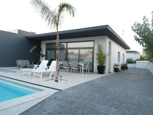 a house with a table and chairs and a swimming pool at casa Mariona in Riumar