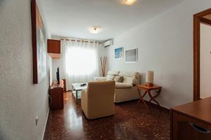 een woonkamer met een bank en een tafel bij Comfortable- 2Bd 1Bth- Triana in Sevilla