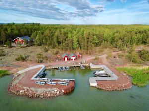 uma vista aérea de uma marina com barcos na água em Cottage "Rådjuret" em Finström