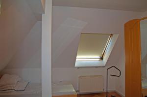 Dieses weiße Zimmer verfügt über ein Fenster und ein Bett. in der Unterkunft Seeblick 5 - Ruhig - Mönchgut in Ostseebad Sellin
