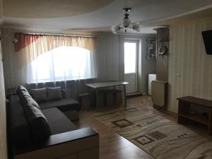 uma sala de estar com um sofá e uma mesa em Apartments Private em Truskavets