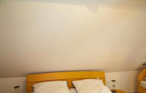 ein Bett mit zwei weißen Kissen darauf in der Unterkunft Seeblick 5 - Ruhig - Mönchgut in Ostseebad Sellin