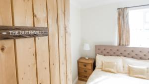 een slaapkamer met een bed en een houten muur bij Deighton Lodge in York