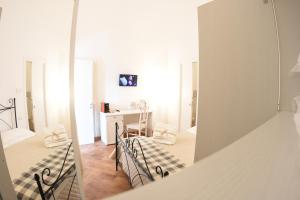 グラヴィーナ・イン・プーリアにあるB&B Fontana La Stellaの鏡付きの部屋の景色