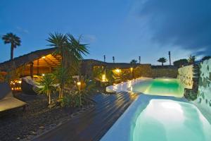 Bazén v ubytování Finca De Arrieta Village - Yurts and Stone Cottages - Shared Pool - Walking distance to Arrieta Beach - Off Grid nebo v jeho okolí