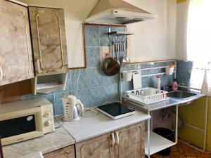 Virtuve vai virtuves zona naktsmītnē Mājīgs dzīvoklis Salacgrīvā