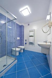 łazienka z 2 toaletami, prysznicem i umywalką w obiekcie Le Camere del Crimiso w mieście Castellammare del Golfo