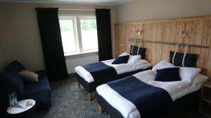 Кровать или кровати в номере Tiraholms hotell