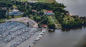 una vista aerea di un porto turistico con un gruppo di barche di Sundbyholms Slott a Sundby