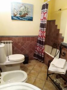 リポストにあるB&B Betaniaのバスルーム(トイレ、洗面台、シャワー付)
