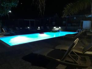 Bazén v ubytování Almirikia Apartments nebo v jeho okolí