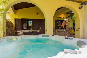 Bazén v ubytovaní Lee house, WI-FI,FREE PARKING, HOT TUBE alebo v jeho blízkosti