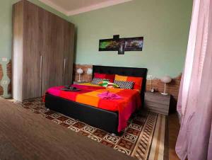 1 dormitorio con 1 cama grande en una habitación en Il Tiglio, en Monsagrati