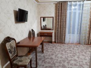 Hotel SUGD & Guest House的电视和/或娱乐中心