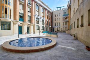 Bazén v ubytovaní San Jacinto Triana Suite by Valcambre alebo v jeho blízkosti