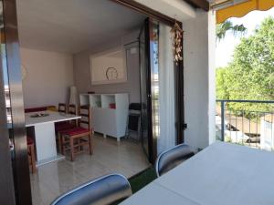een kamer met een balkon met een tafel en stoelen bij Reus Mediterrani in Cambrils