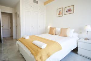 Posteľ alebo postele v izbe v ubytovaní San Jacinto Triana Suite by Valcambre