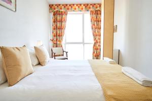 Posteľ alebo postele v izbe v ubytovaní San Jacinto Triana Suite by Valcambre