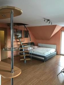 納梅斯托沃的住宿－Penzión Kotva Prístav，一间卧室设有一张床和一个螺旋楼梯