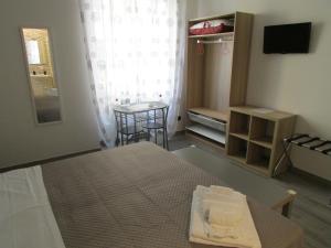 Habitación pequeña con cama y mesa en Affittacamere Verona in, en Verona