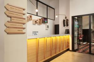 un restaurante con puertas de madera y carteles en la pared en Generator Madrid, en Madrid