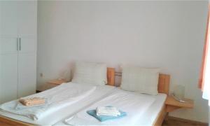 A bed or beds in a room at Lakeside-Uni-Apartments B&B