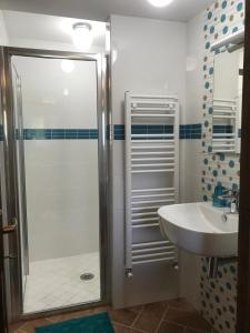 Koupelna v ubytování piscina con vista