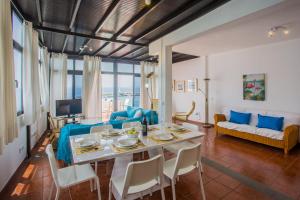 a living room with a table and chairs and a couch at Apartamento Vista Mar in Playa Blanca