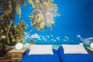 プラヤ・ブランカにあるApartamento Vista Marのベッド2台付きのトロピカルビーチの壁画