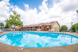 a large swimming pool in front of a building at Branson's Best in Branson