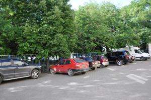 un montón de autos estacionados en un estacionamiento en Light House, en Odessa