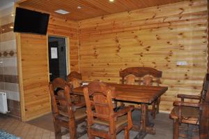 オデッサにあるLight Houseの木製のダイニングルーム(木製のテーブルと椅子付)