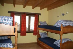 A bed or beds in a room at Refugi Casa Canelo