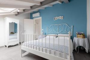 A bed or beds in a room at DUSSAIGA - La casa di Rina