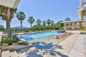 a swimming pool with lounge chairs next to a building at Hotel Orizzonte Niteroi by Atlantica in Niterói