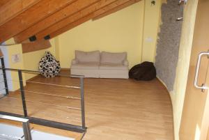 A seating area at Refugi Casa Canelo
