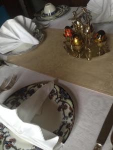 ブレアゴーリーにあるHilltop Houseのナプキンを盛り付けたテーブル
