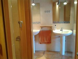 A bathroom at Refugi Casa Canelo