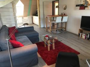 ein Wohnzimmer mit einem Sofa und einem Tisch in der Unterkunft Appartement Ginstertraum in Lüneburg