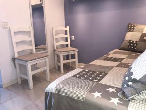 エンプリアブラバにあるMiamiのベッドルーム1室(椅子2脚、ベッド1台、鏡付)