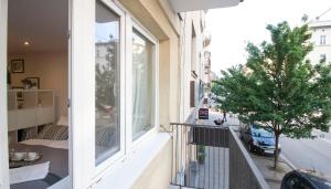 Cet appartement dispose d'un balcon offrant une vue sur la rue. dans l'établissement Rakowicka Apartament, à Cracovie