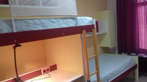 Двухъярусная кровать или двухъярусные кровати в номере Residencia Diego Martinez